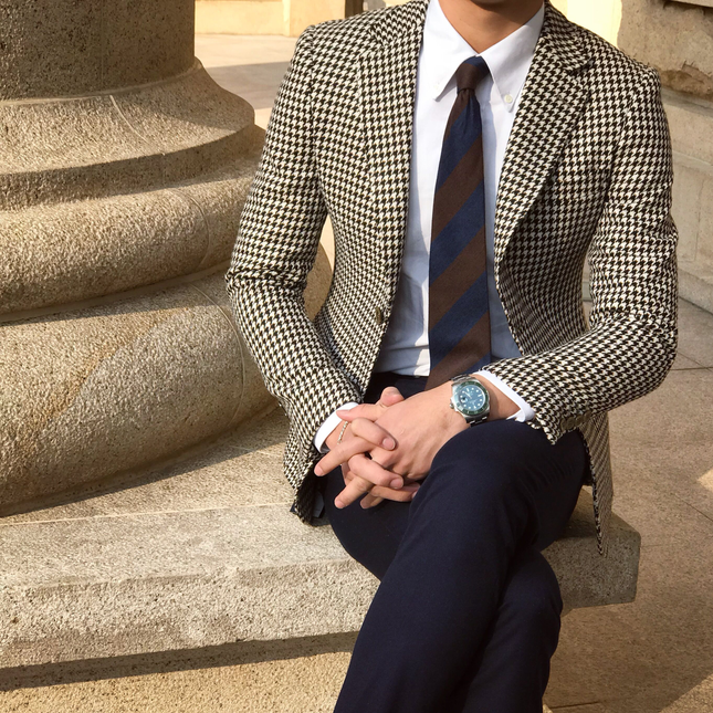 Business Occasions:  Everyday workwear. Business meetings. Social Gatherings:  Parties and events. Weddings. Special Events:  Graduation ceremonies. Award ceremonies. Casual Moments:  Weekend gatherings. Casual dates. Entertainment Events:  Stage performances. Concerts or theaters. Casual Men's 2 Pieces Houndstooth Peak Lapel Tuxedos (Blazer+Pants)